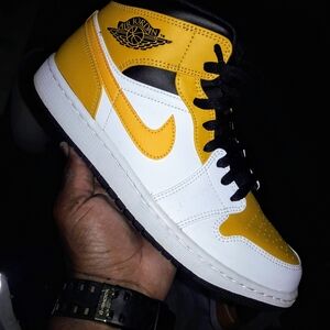 Jordan Men's Yellow and White Sneakers